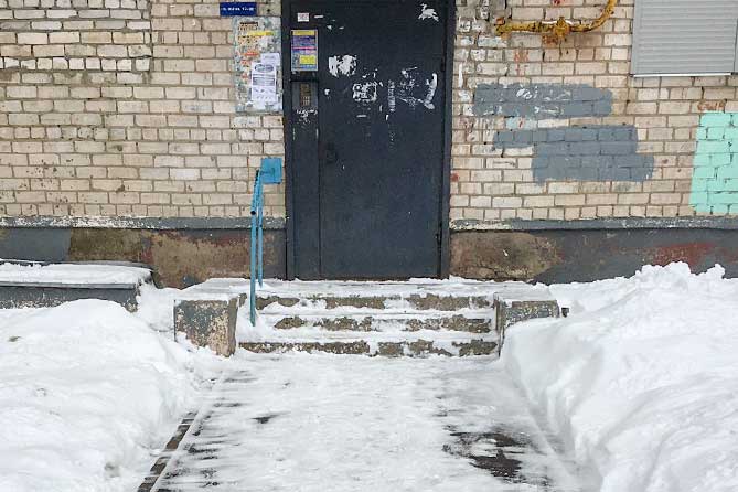 На некоторых домах Тольятти появились необычные объявления На некоторых домах Тольятти появились необычные объявления